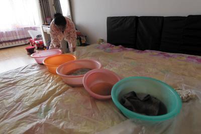 高青楼上漏水，住户失联，小区没物管，业主维权难！律师来支招……